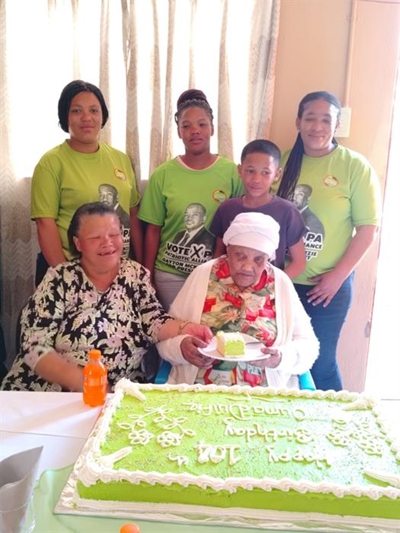 Ouma Duifie is 104 jaar jonk!