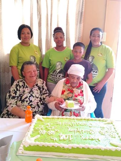 Ouma Duifie is 104 jaar jonk!