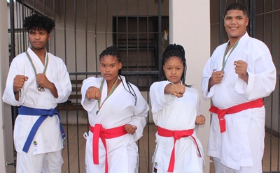 Medaljes vir jong karatekas