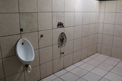 Munisipale toilette in haglike toestand