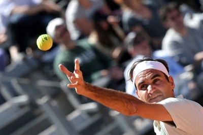 Federer eases into third round in Rome