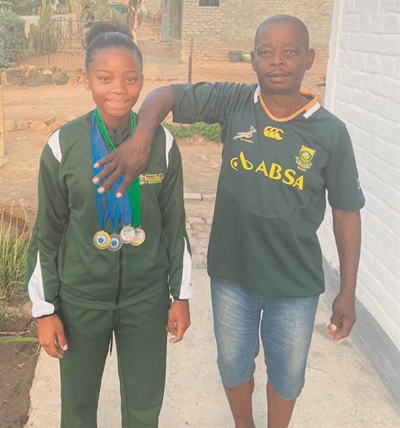 Kosbare Precious span die kroon vir ma, pa en Kroonvale Primêr