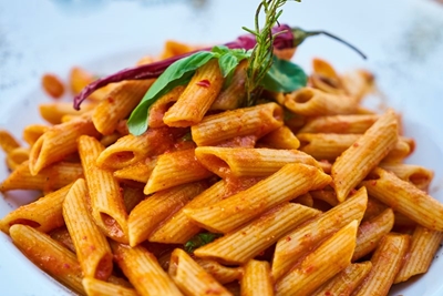 Quick and easy curry noodle salad with peaches