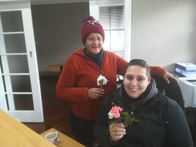 SKF personeel met blomme verras op Lentedag 