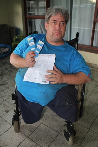 Parapleeg val uit bus by hospitaal