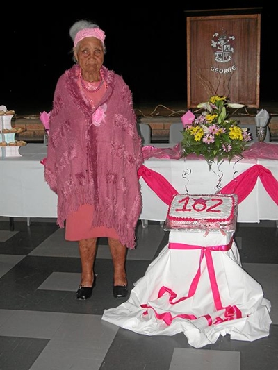 Pittige ouma Leah vier 102