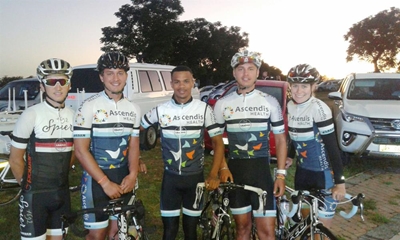Jong fiestryers trap eer los vir Oudtshoorn