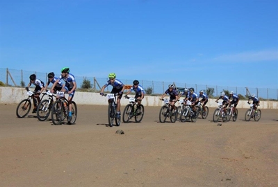 Bergfietsryers jaag op ovaalbane