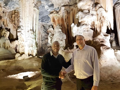 Maimane swaai leiers lof toe