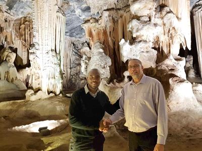 Maimane swaai leiers lof toe