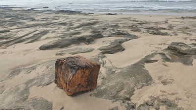 Vreemde voorwerp op strand