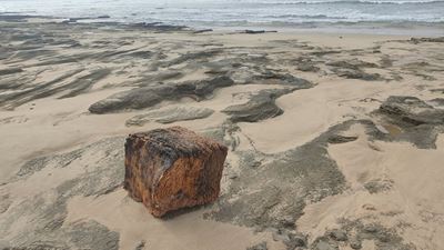 Vreemde voorwerp op strand