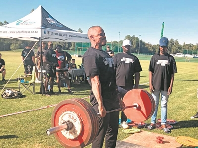 Neil Hendricks bult sy spiere