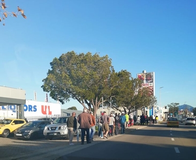 Hopefuls queue at liquor stores early 