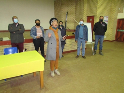 GPF steek hand uit na kinders
