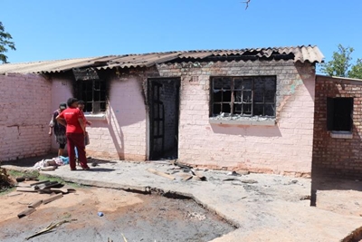 Seun steek ma se huis aan die brand