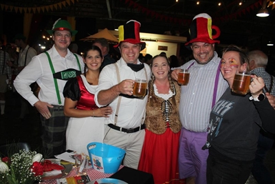 Prost! op die Kwagga-langtafel
