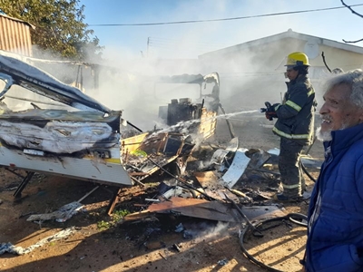 Karavaan deur vlamme verwoes