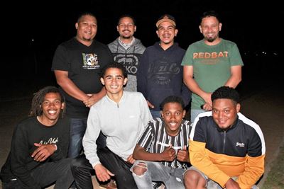 Albertinia potspelspelers maak die tafel skoon