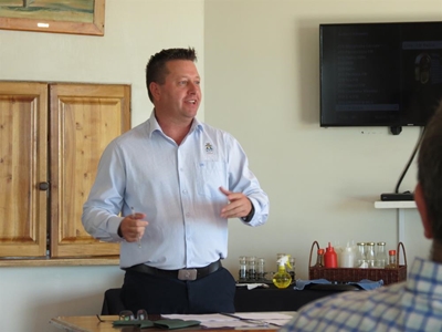 Speaker praat met Stilbaai se sakelui