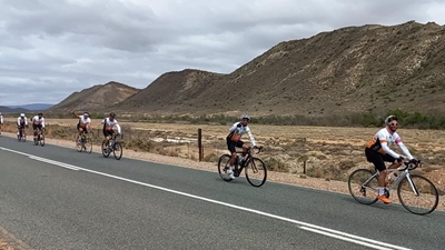 Fietsryers neem deel aan Wheel to Heal-veldtog
