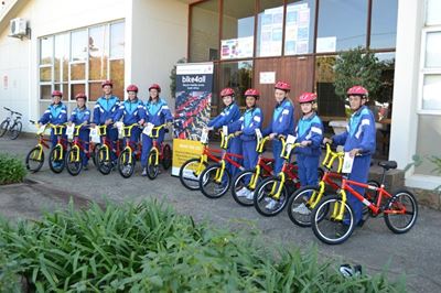 Leerders ontvang fietse vir projek