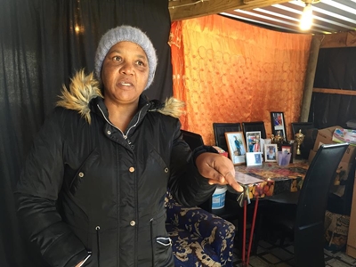 Lorraine al 21 jaar op behuisingswaglys 