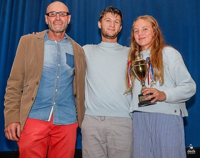 Swemmers skitter met arms vol trofeë