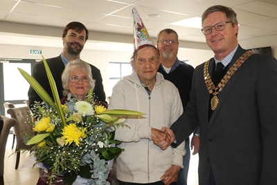 Oom Andries vier 102 jaar