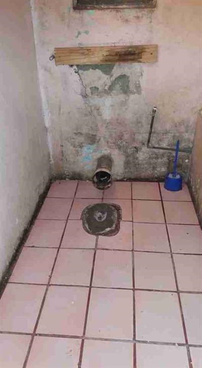Huurders se deure en toilet verwyder 