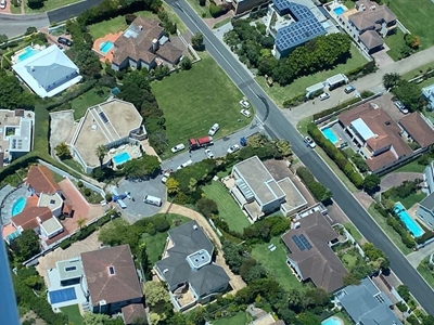 Small plane lands in Plett street