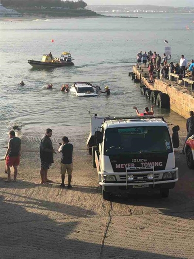 Vehicle in water uncommon - NSRI sight'