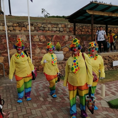Kostuums en kundigheid gee Oudtshoorn die wenresep