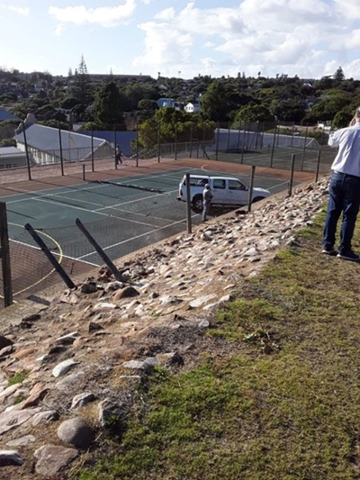 Bakkie beland op tennisbaan