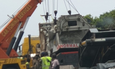 5 heavy duty tow trucks salvage 60-tonne crane truck from M4 crash