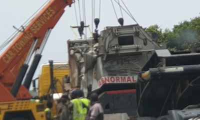 5 heavy duty tow trucks salvage 60-tonne crane truck from M4 crash
