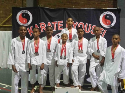 Stilbaai karatekas bring hope medaljes huis toe