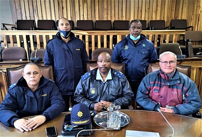 Julius aan die stuur by Kwa-polisie