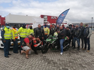 Motorfietsryers en verkeer fokus op veiligheid