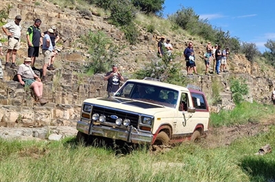 4x4-entoesiaste van oral by uitdaging in Jenkins Creek