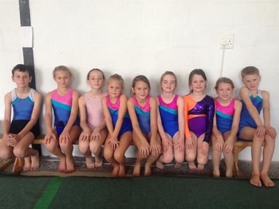 Jong gimnaste haal uit en wys