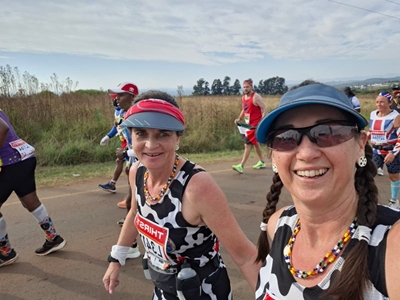 Twee Comrades-atlete samel geld vir Kinderkankerstigting in