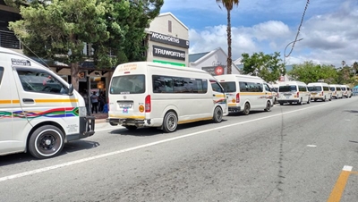 Taxi blockade causes N2 closure in Knysna