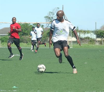 Black Cats keep title hopes alive