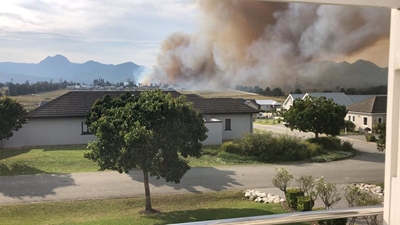 Flames curl around Groenkloof, Kraaibosch