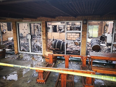 Brand verwoes Rooirivierrif-sportklub