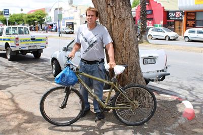 Man ry SA plat met fiets