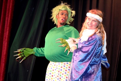 Kinderdrome en 'n monster by teater