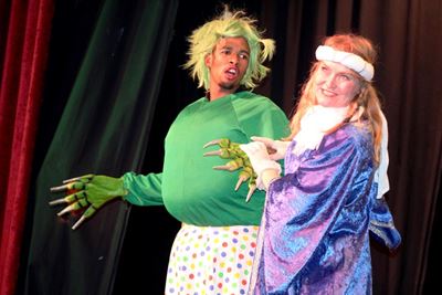 Kinderdrome en 'n monster by teater