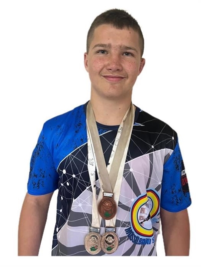 Goud en brons vir jong stoeier